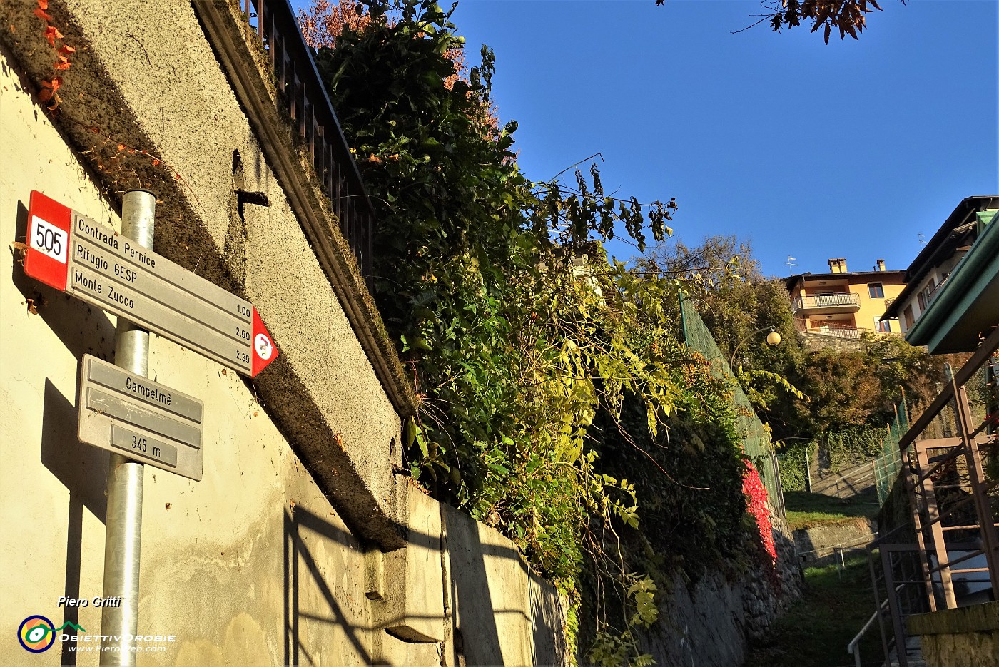 11 Di fronte al cimitero sulla sx parte il sentiero 505 per il Monte Zucco...due ore e mezza di cammino .JPG